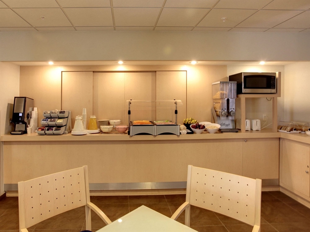 Imagen del bar/restaurante del Hotel City Express Villahermosa. Foto 6