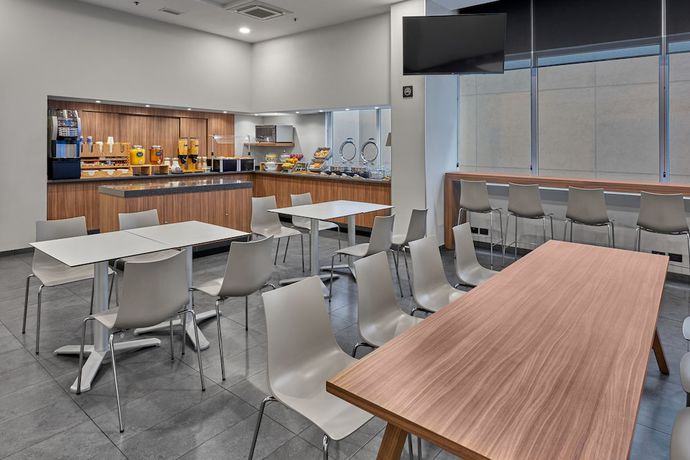 Imagen del bar/restaurante del Hotel City Express by Marriott CDMX La Villa. Foto 3