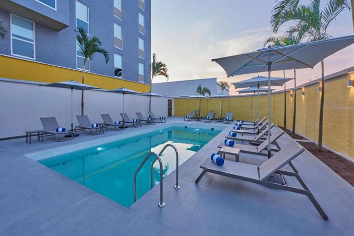 Imagen de la piscina del Hotel City Express by Marriott Cancun Aeropuerto. Foto 12