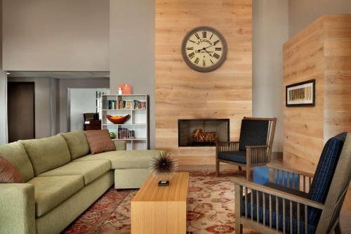 Imagen de los interiores del Hotel City Express by Marriott Louisville Southeast. Foto 19