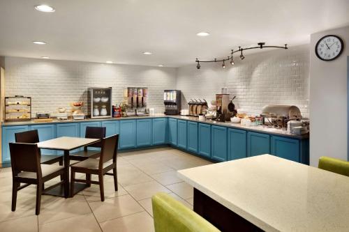 Imagen del bar/restaurante del Hotel City Express by Marriott Louisville Southeast. Foto 8