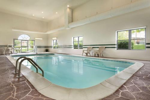 Imagen de la piscina del Hotel City Express by Marriott Louisville Southeast. Foto 20