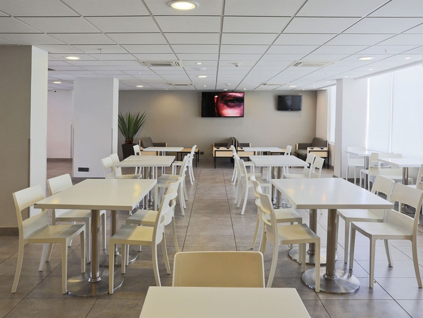 Imagen del bar/restaurante del Hotel City Express by Marriott Tijuana Insurgentes. Foto 2
