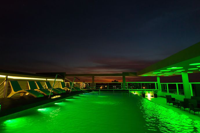 Imagen de la piscina del Hotel City Falls Iguazú. Foto 17