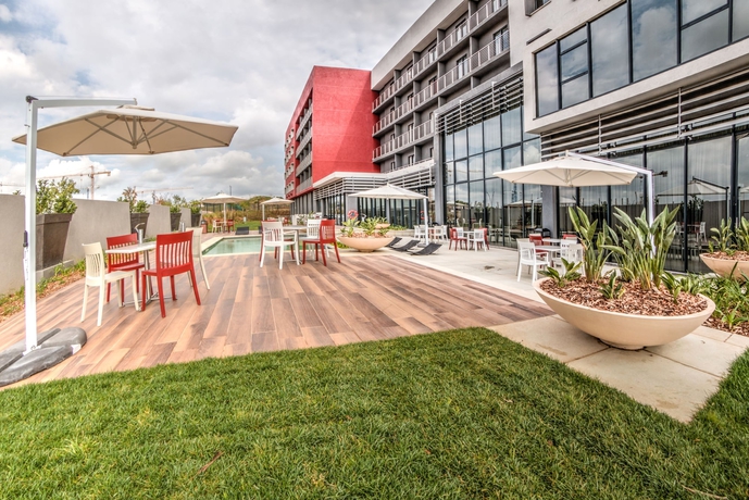 Imagen de la piscina del Hotel City Lodge Waterfall City. Foto 19