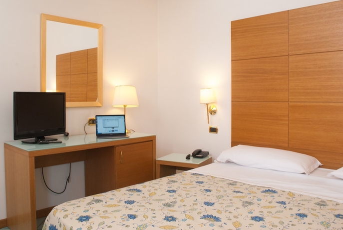 Imagen de la habitación del Hotel City, Nápoles. Foto 8