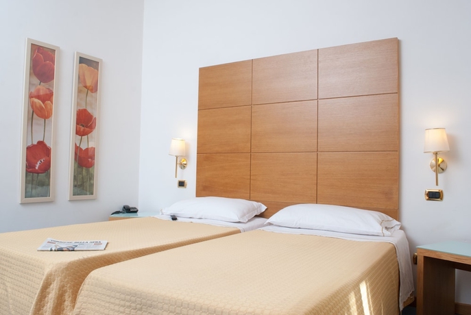 Imagen de la habitación del Hotel City, Nápoles. Foto 9