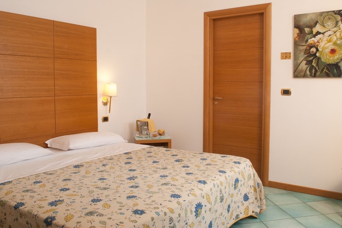 Imagen de la habitación del Hotel City, Nápoles. Foto 10