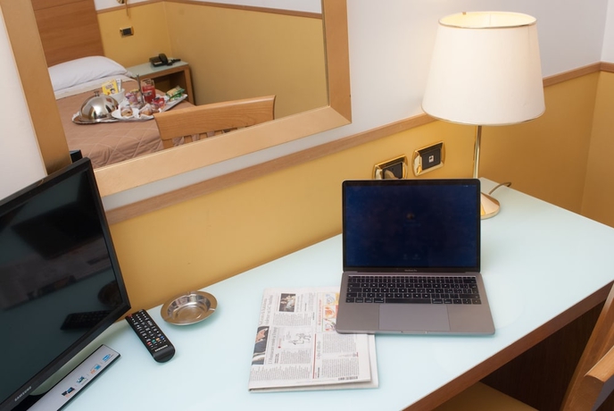 Imagen de la habitación del Hotel City, Nápoles. Foto 11