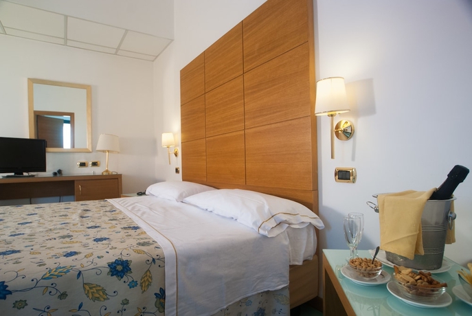 Imagen de la habitación del Hotel City, Nápoles. Foto 17