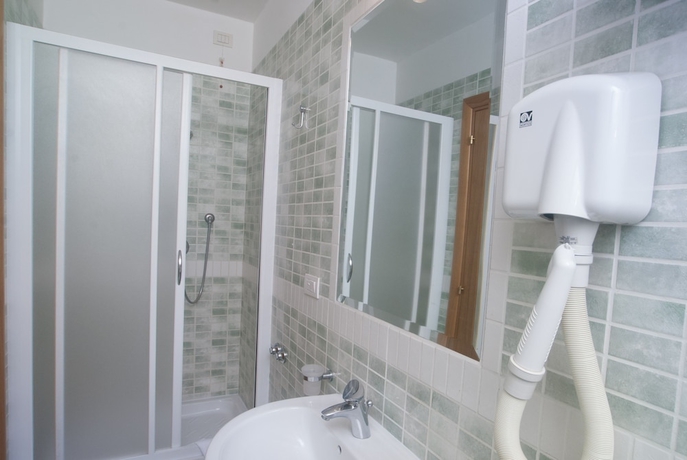 Imagen de la habitación del Hotel City, Nápoles. Foto 18