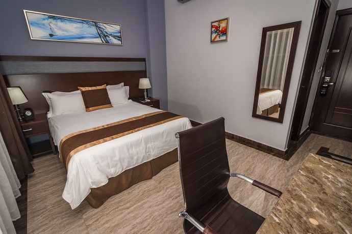 Imagen de la habitación del Hotel City Plaza and Suites. Foto 19