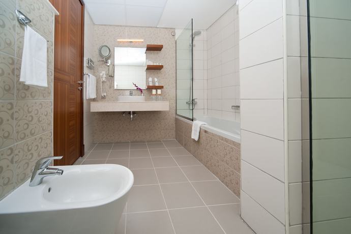 Imagen de la habitación del Hotel City Seasons Al Hamra. Foto 17