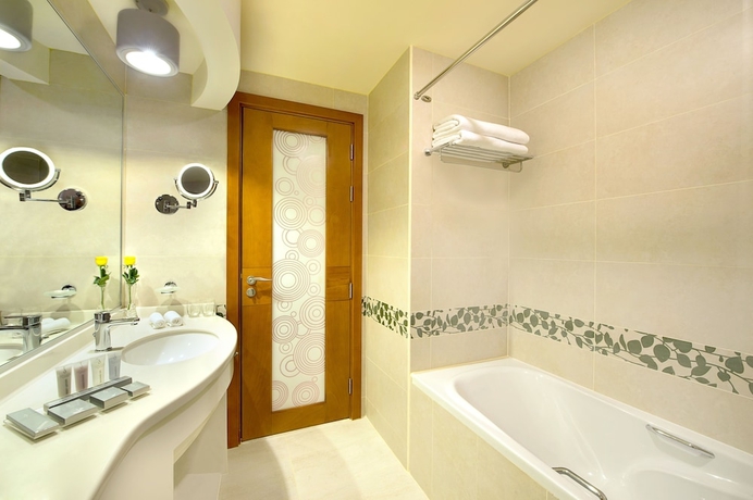 Imagen de la habitación del Hotel City Seasons Towers. Foto 11