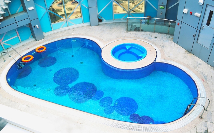 Imagen de la piscina del Hotel City Seasons Towers. Foto 17