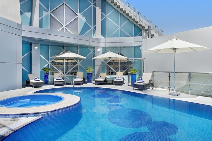 Imagen de la piscina del Hotel City Seasons Towers. Foto 18