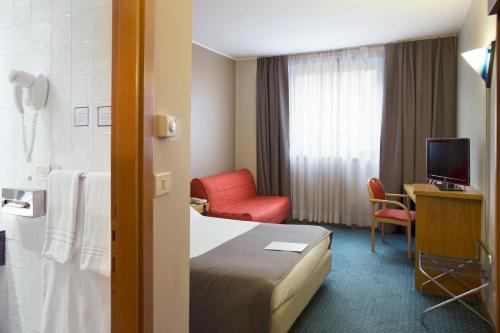 Imagen de la habitación del Hotel City and Suites Foligno. Foto 6