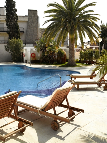 Imagen de la piscina del Hotel Ciudad De Castelldefels. Foto 16