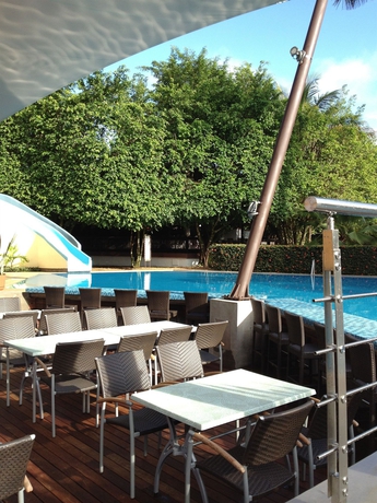 Imagen de la piscina del Hotel Ciudad Real Palenque. Foto 15