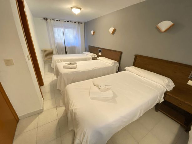 Imagen de la habitación del Hotel Ciudad de Jaca. Foto 13