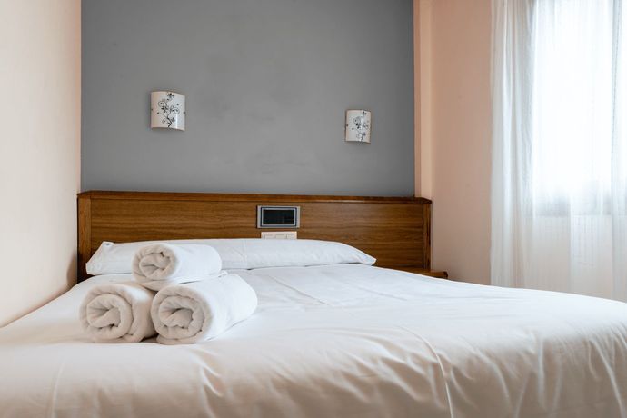 Imagen de la habitación del Hotel Ciudad de Jaca. Foto 16