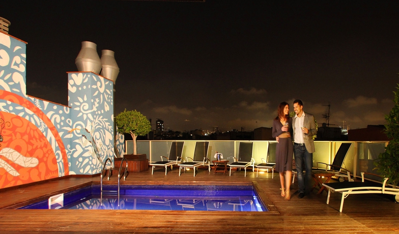 Imagen de la piscina del Hotel Ciutat De Barcelona. Foto 16