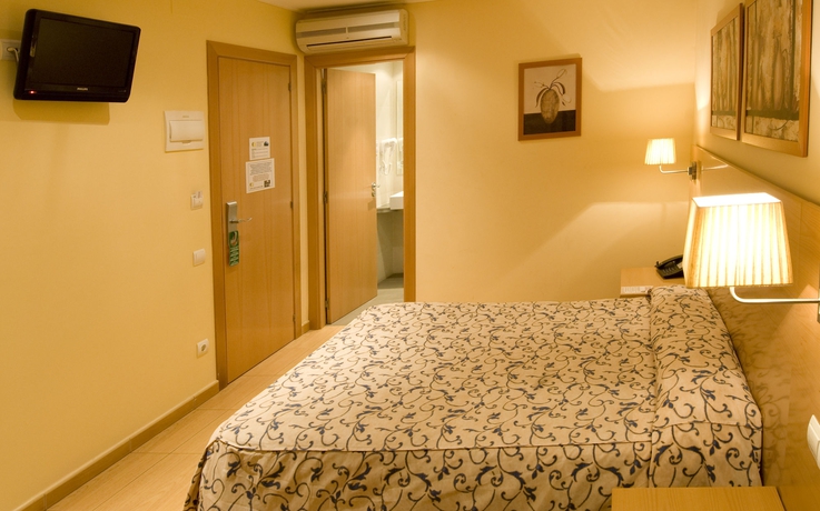 Imagen de la habitación del Hotel Ciutat De Sant Adria. Foto 9