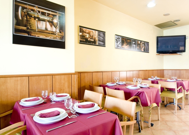 Imagen del bar/restaurante del Hotel Ciutat De Sant Adria. Foto 6