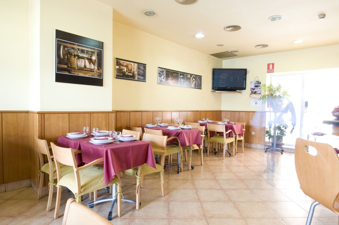 Imagen del bar/restaurante del Hotel Ciutat De Sant Adria. Foto 7
