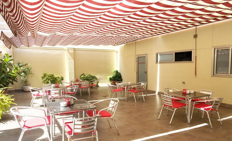 Imagen de los exteriores del Hotel Ciutat De Sant Adria. Foto 11