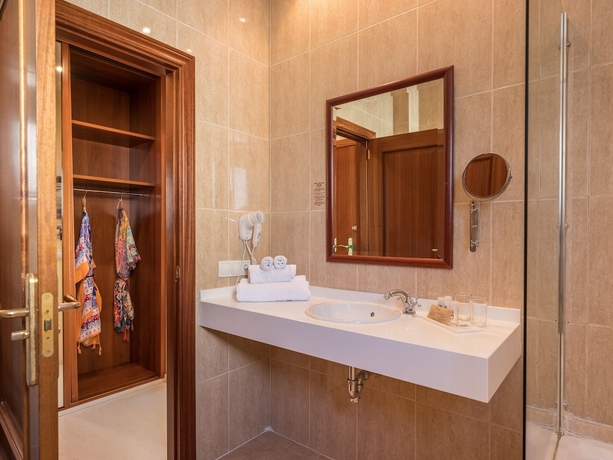 Imagen de la habitación del Hotel Ciutat Jardi. Foto 16