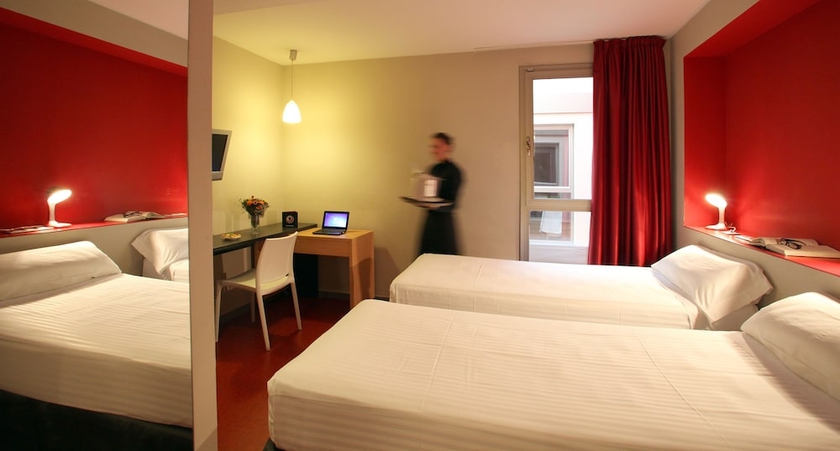 Imagen de la habitación del Hotel Ciutat Vella. Foto 5