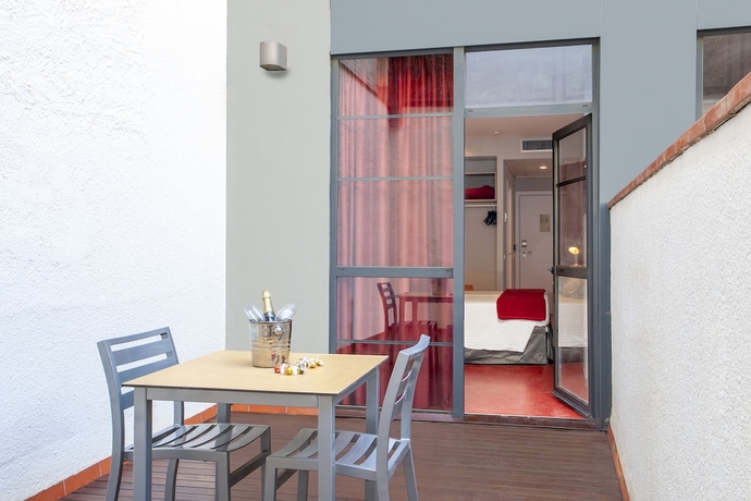 Imagen de la habitación del Hotel Ciutat Vella. Foto 13