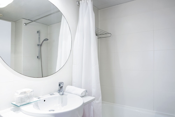 Imagen de la habitación del Hotel Ciutat Vella. Foto 17