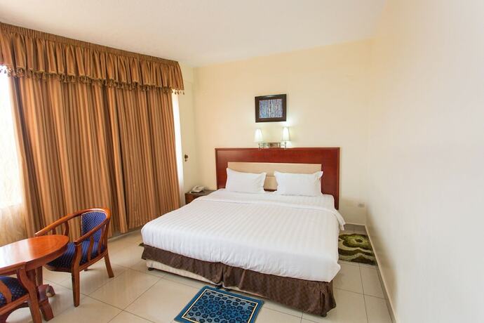 Imagen de la habitación del Hotel Civitas. Foto 22