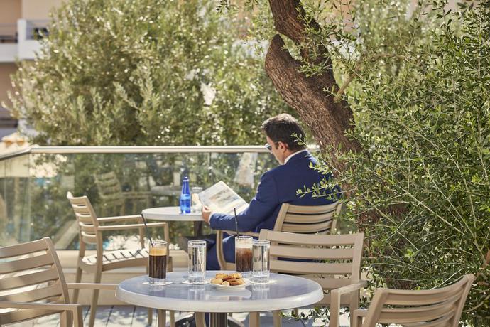 Imagen del bar/restaurante del Hotel Civitel Esprit. Foto 2