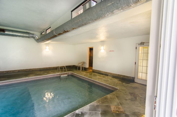 Imagen de la piscina del Hotel Claire Glen Chalet. Foto 18