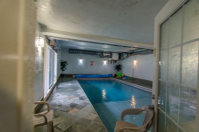 Imagen de la piscina del Hotel Claire Glen Chalet. Foto 19