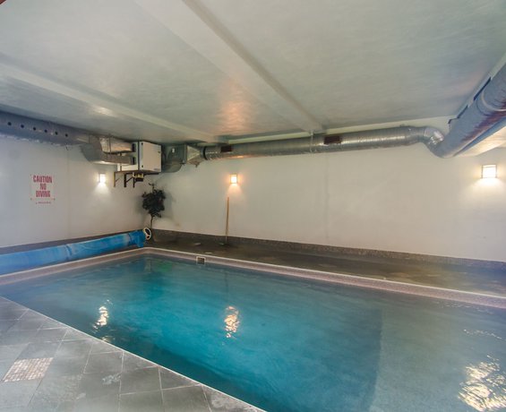 Imagen de la piscina del Hotel Claire Glen Chalet. Foto 20