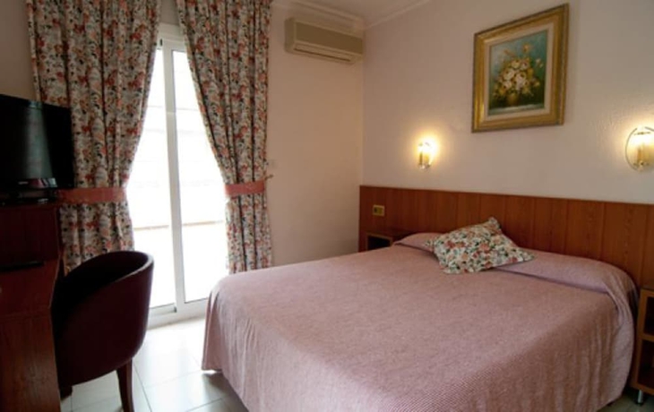 Imagen de la habitación del Hotel Claramar. Foto 8