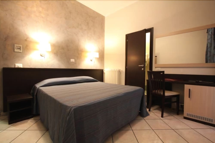 Imagen de la habitación del Hotel Clarin, Plaza de la Rep&uacute;blica. Foto 2