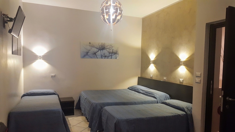 Imagen de la habitación del Hotel Clarin, Plaza de la Rep&uacute;blica. Foto 5