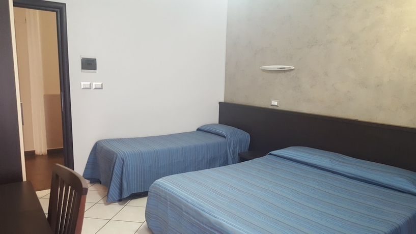 Imagen de la habitación del Hotel Clarin, Plaza de la Rep&uacute;blica. Foto 10