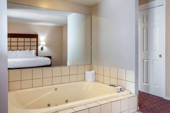 Imagen de la habitación del Hotel Clarion And Suites. Foto 12