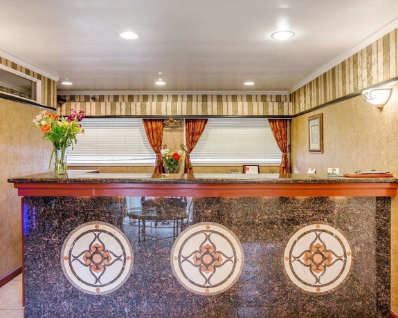 Imagen de los interiores del Hotel Clarion Collection Carmel Oaks Inn. Foto 18