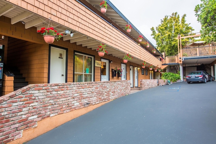 Imagen general del Hotel Clarion Collection Carmel Oaks Inn. Foto 3