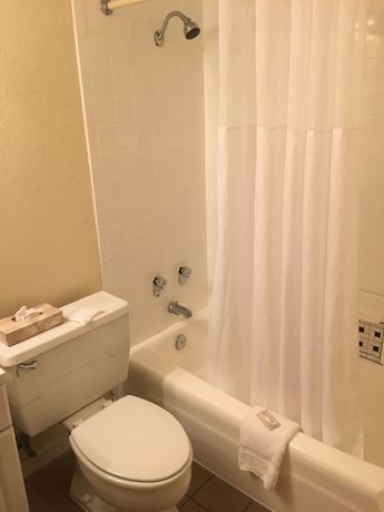 Imagen de la habitación del Hotel Clarion Conference Center. Foto 2