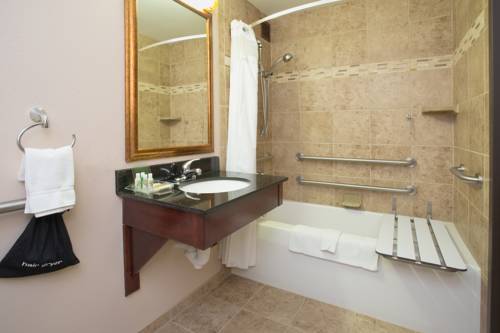 Imagen de la habitación del Hotel Clarion Convention Center. Foto 5
