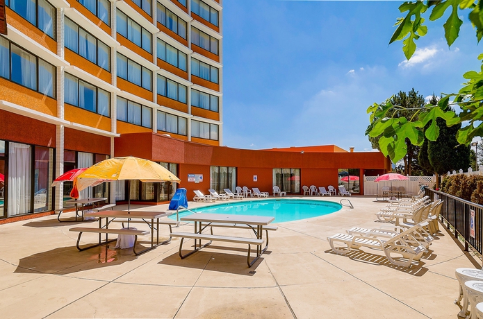 Imagen de la piscina del Hotel Clarion Denver Central. Foto 12