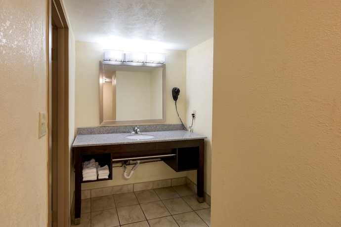 Imagen de la habitación del Hotel Clarion Detroit Metro Airport. Foto 7